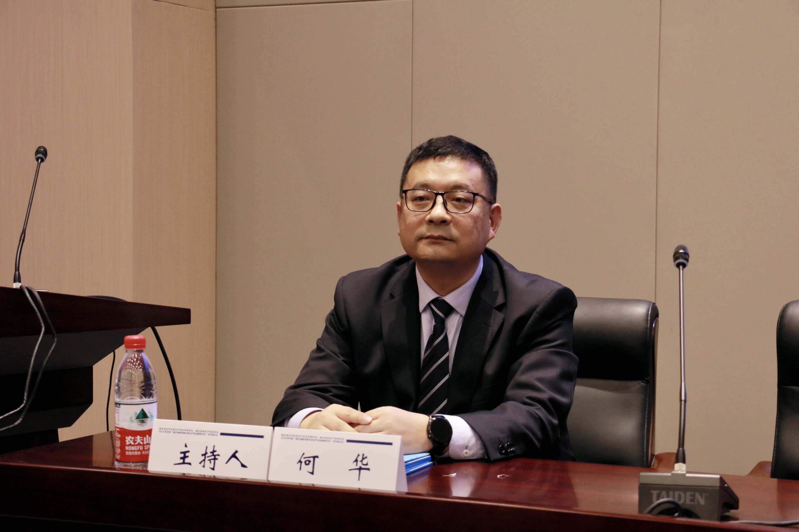 何华3.jpg