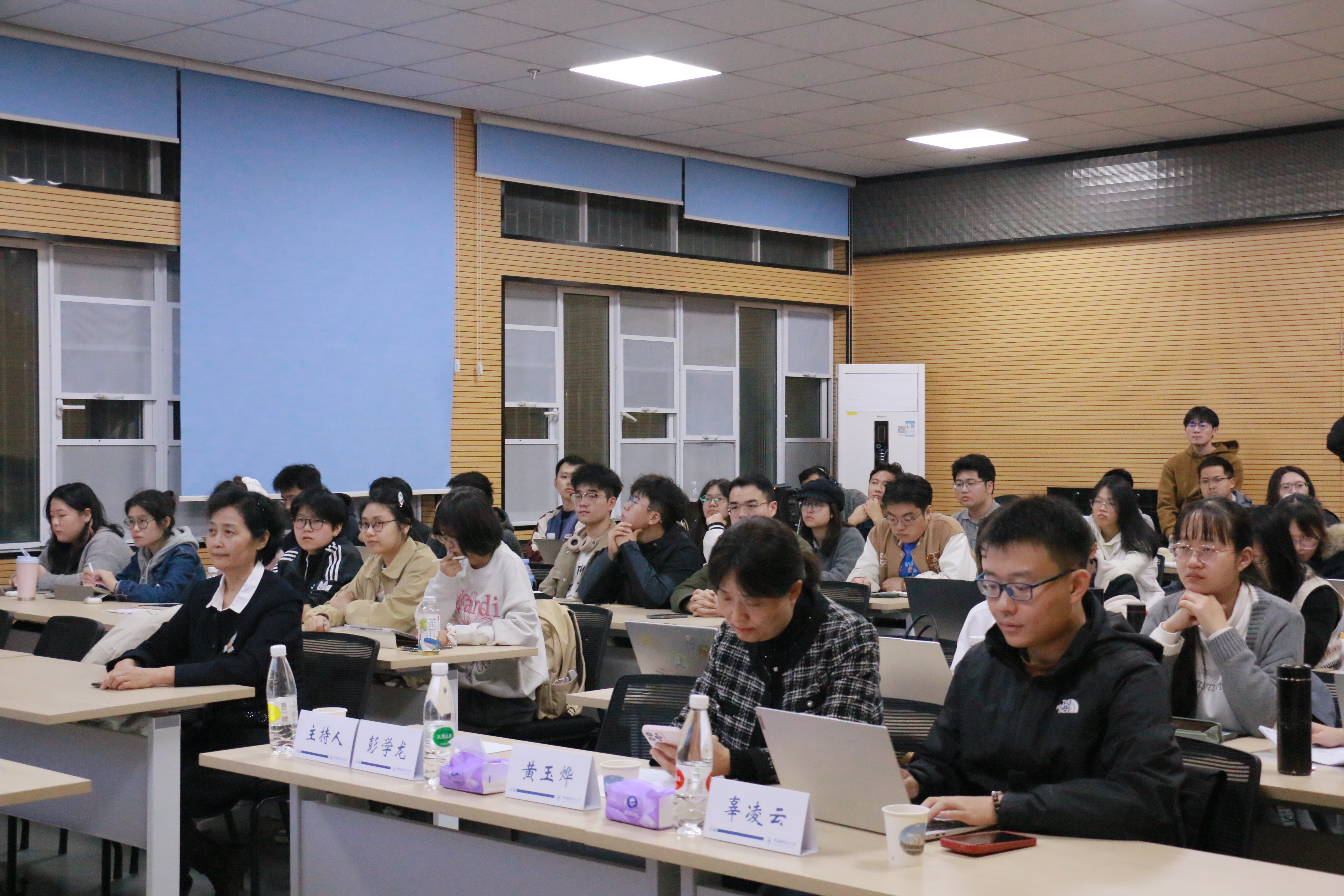讲座现场.jpg